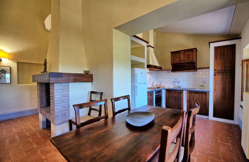 Castelnuovo Berardenga Apartment | Lovely apartment for 2 people with A/C, pool, TV and panoramic view, close to Siena