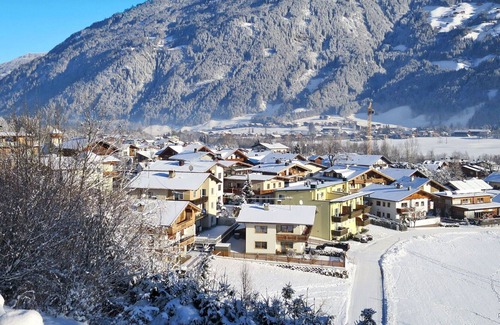 Kaltenbach Apartment | Lovely apartment for 18 people with WIFI, TV, balcony and parking