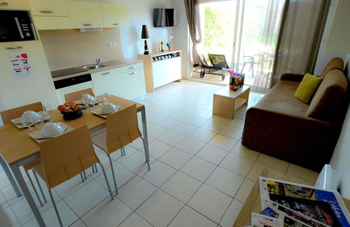 Azille Apartment | Lovely apartment for 2 guests with WIFI, pool, TV, terrace, pets allowed and parking