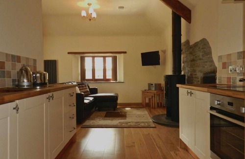 Fivelanes Apartment | Lovely apartment for 2 guests with WIFI, hot tub, TV, patio and pets allowed