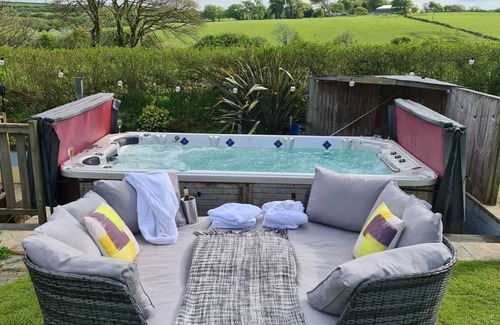 Fivelanes Apartment | Lovely apartment for 2 guests with WIFI, hot tub, TV, patio and pets allowed