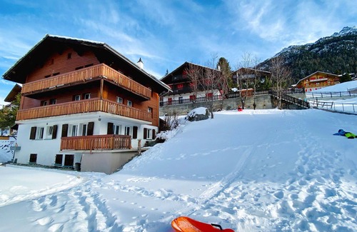 Graechen Apartment | Lovely apartment for 4 guests with WIFI, TV, patio and panoramic view