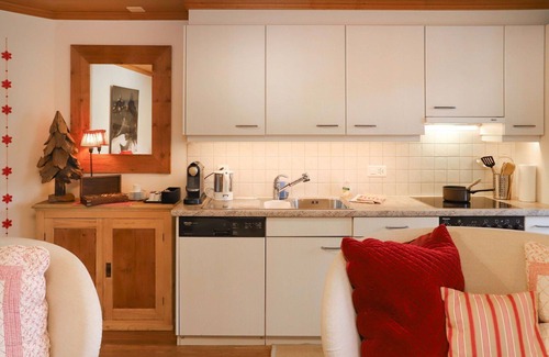 Saanen Apartment | Lovely apartment for 4 people with WIFI, TV, balcony and panoramic view