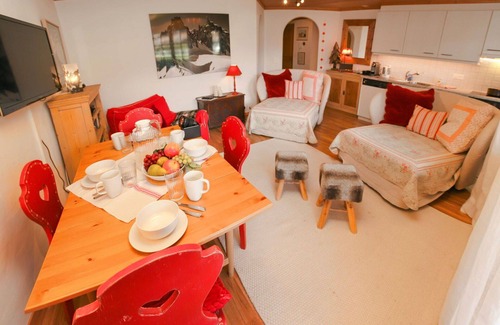 Saanen Apartment | Lovely apartment for 4 people with WIFI, TV, balcony and panoramic view