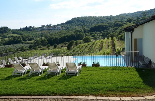 Capolona Apartment | Lovely apartment for 5 people with WIFI, pool, TV, pets allowed and panoramic view, close to Are.