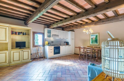 Pescia Apartment | Lovely apartment for 5 guests with WIFI, pool, TV and patio