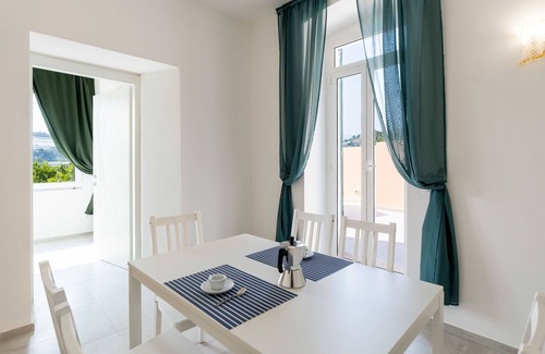 Bussana Apartment | Lovely apartment for 6 people with WIFI, A/C, TV, terrace, pets allowed and parking