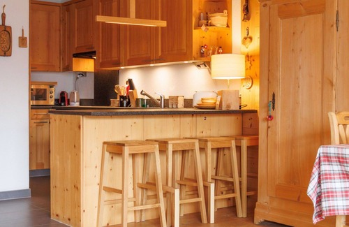 Champery Apartment | Lovely apartment for 4 guests with WIFI, TV, balcony and panoramic view