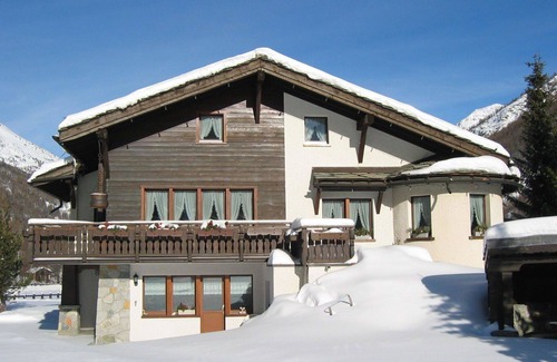 Saas Almagell Apartment | Lovely apartment for 8 people with WIFI, TV, patio, pets allowed and panoramic view