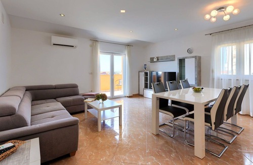 Jadreski Apartment | Lovely apartment for 6 people with private pool, A/C, WIFI, TV, terrace and parking