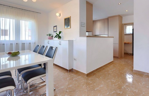 Jadreski Apartment | Lovely apartment for 6 people with private pool, A/C, WIFI, TV, terrace and parking