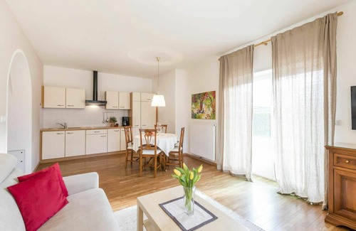 Merano Apartment | Lovely apartment for 3 guests with pool, WIFI, TV, terrace, pets allowed and parking