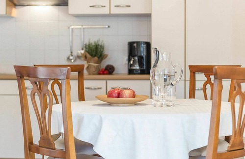 Merano Apartment | Lovely apartment for 3 guests with pool, WIFI, TV, terrace, pets allowed and parking