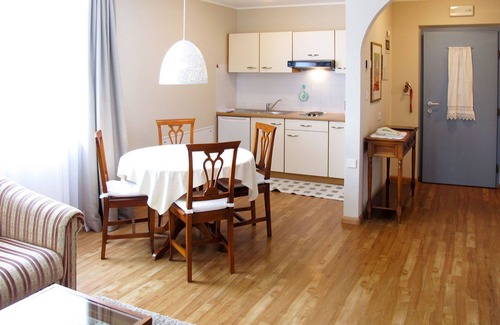 Merano Apartment | Lovely apartment for 3 guests with WIFI, A/C, pool, TV, balcony, pets allowed and parking