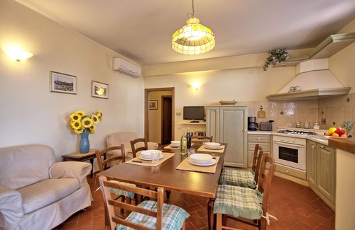 Certaldo Apartment | Lovely apartment for 6 guests with A/C, pool, WIFI, TV and panoramic view, close to San Gimignano