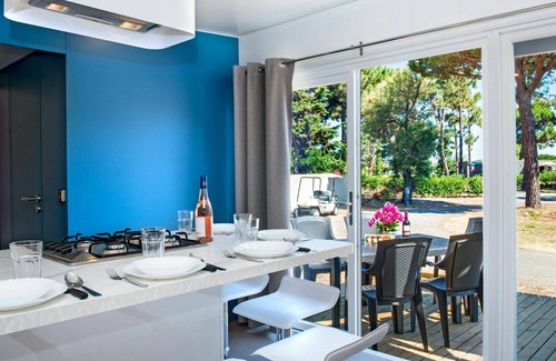Les Cabanes de Fleury House | Lovely apartment in villa for 4 guests with WIFI, pool, A/C, TV, terrace, pets allowed and parking