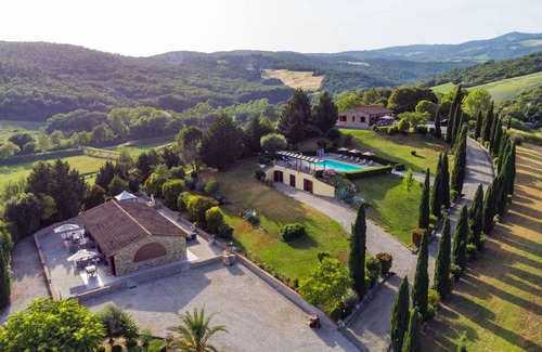 Montecatini Val di Cecina House | Lovely apartment in villa for 2 people with A/C, pool, WIFI, TV, terrace, pets allowed and parking