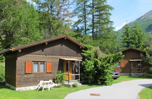 Saas-Balen House | Lovely apartment in villa for 6 guests with WIFI, TV, patio and pets allowed