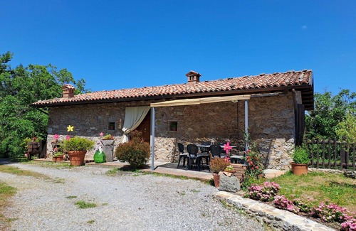 Molazzana Villa | Lovely apartment in villa for 4 guests with pool, WIFI, TV, terrace and parking