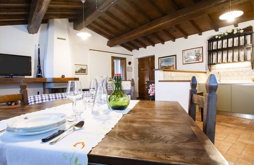 Molazzana Villa | Lovely apartment in villa for 6 guests with WIFI, pool, TV, patio and parking
