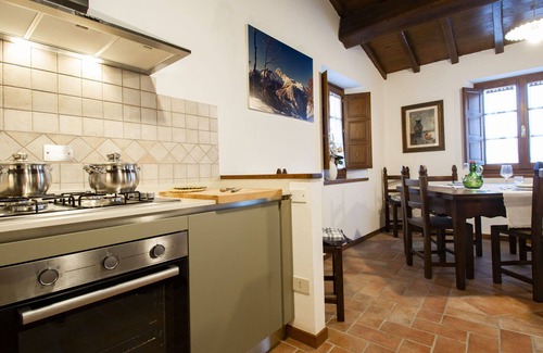 Molazzana Villa | Lovely apartment in villa for 6 guests with WIFI, pool, TV, patio and parking