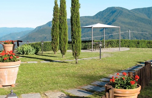 Molazzana Villa | Lovely apartment in villa for 5 people with pool, WIFI, TV, patio, pets allowed and parking