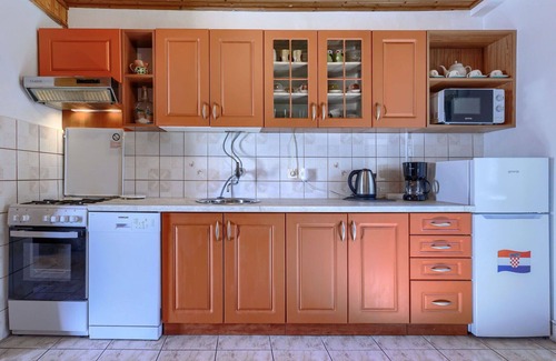 Pinezici House | Lovely apartment in villa for 6 people with WIFI, A/C, pool, TV, terrace, pets allowed and parking