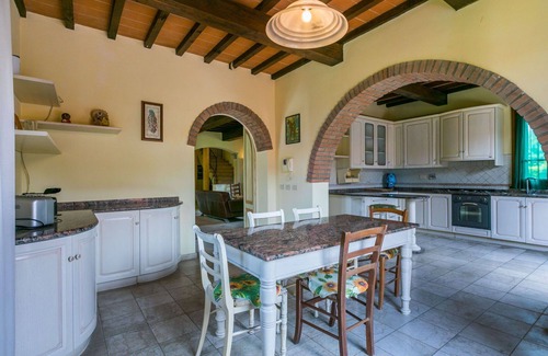 Fucecchio Villa | Lovely apartment in villa for 15 people with WIFI, private pool, hot tub, A/C, TV and pets allowed