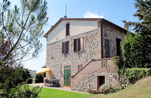 Lajatico Villa | Lovely apartment in villa for 2 guests with WIFI, pool, TV and patio