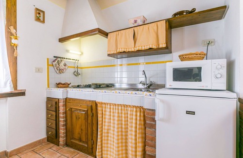 Suvereto Villa | Lovely apartment in villa for 4 people with A/C, WIFI, pool, TV and terrace