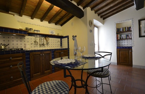 Il Borgo Villa | Lovely apartment in villa with hot tub, WIFI, pool, A/C, TV and panoramic view, close to Cortona