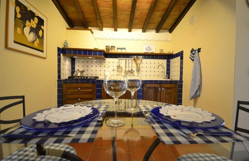 Il Borgo Villa | Lovely apartment in villa with hot tub, WIFI, pool, A/C, TV and panoramic view, close to Cortona