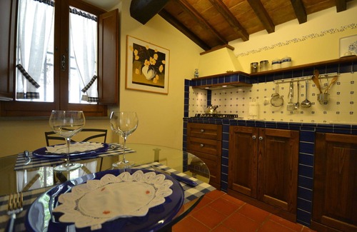 Il Borgo Villa | Lovely apartment in villa with hot tub, WIFI, pool, A/C, TV and panoramic view, close to Cortona