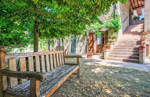 Lidarno Villa | Lovely apartment in villa for 6 guests with WIFI, pool, TV, patio and pets allowed