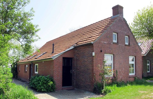 Bunde House | Lovely apartment in villa for 6 people with WIFI, TV, terrace, pets allowed and parking