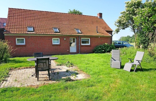 Bunde House | Lovely apartment in villa for 6 people with WIFI, TV, terrace, pets allowed and parking