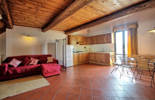 Montebonello Villa | Lovely apartment in villa for 4 guests with A/C, pool, WIFI, TV, patio, pets allowed and parking