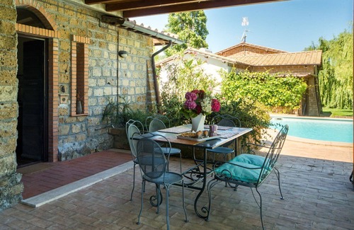 Montefiascone Villa | Lovely apartment in villa with pool, WIFI, hot tub, TV, patio, pets allowed and panoramic view