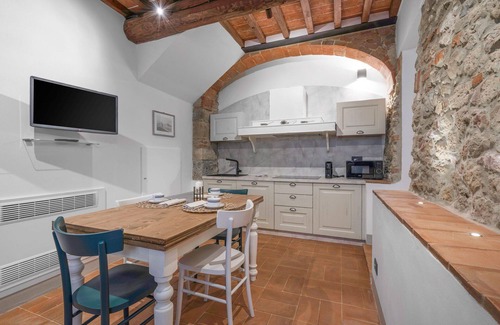 Monteriggioni Apartment | Lovely apartment for 4 people with pool, A/C, WIFI, TV, pets allowed and parking, close to Siena