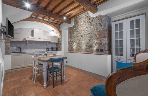 Monteriggioni Apartment | Lovely apartment for 4 people with pool, A/C, WIFI, TV, pets allowed and parking, close to Siena