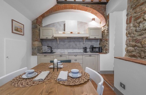 Monteriggioni Apartment | Lovely apartment for 4 people with pool, A/C, WIFI, TV, pets allowed and parking, close to Siena
