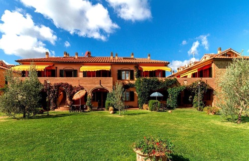 Sughera Apartment | Lovely apartment with A/C, WIFI, pool, TV, terrace and panoramic view, close to San Gimignano