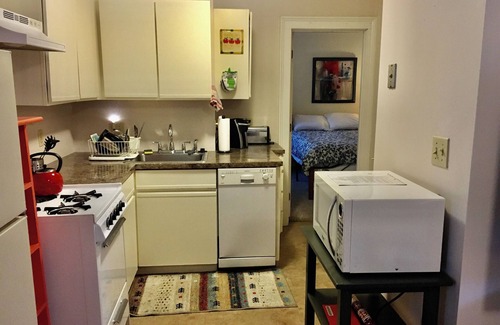 Norwood Apartment | Lovely, bright 1st fl, 1bd, fully furnished and accessorized small apartment