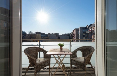 Copenhagen City Centre Apartment | Lovely bright 3-bedroom with large balcony facing green courtyard