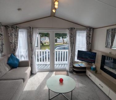 New Forest District Resort | LOVELY BRIGHT AND AIRY CARAVAN ON THE 5 Star SHOREFIELD COUNTRY PARK ENTERTAINMENT PASSES INCLUDED