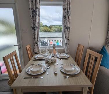 New Forest District Resort | LOVELY BRIGHT AND AIRY CARAVAN ON THE 5 Star SHOREFIELD COUNTRY PARK ENTERTAINMENT PASSES INCLUDED