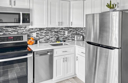 Santa Barbara Estates House | Lovely & Bright Comfy Home: 2 BR 1 BA Walk to Beach, Yard, Parking
