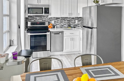 Santa Barbara Estates House | Lovely & Bright Comfy Home: 2 BR 1 BA Walk to Beach, Yard, Parking
