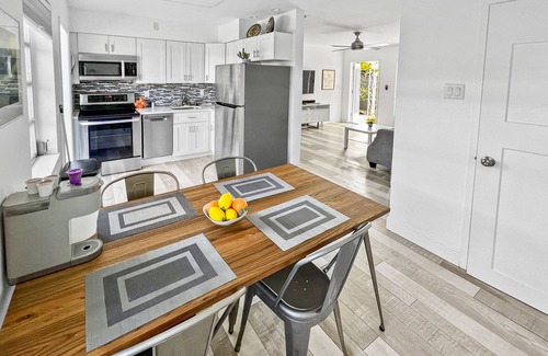 Santa Barbara Estates House | Lovely & Bright Comfy Home: 2 BR 1 BA Walk to Beach, Yard, Parking