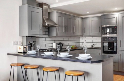 Hanham Apartment | Lovely Bristol Gem - Sleeps 22